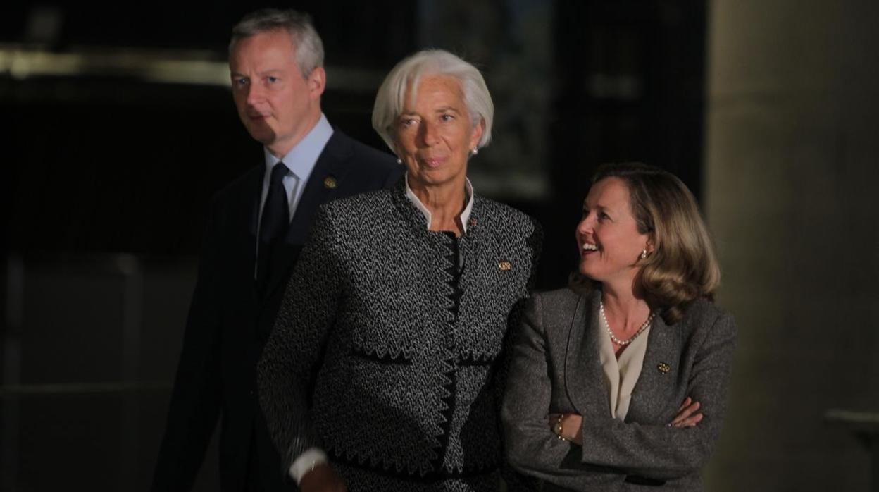 El ministro de Economía galo, Bruno Le Maire, junto a la directora gerente en funciones del FMI, Christine Lagarde, y la ministra de Economía española, Nadia Calviño