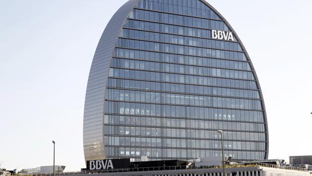 El juez del caso Villarejo imputa a BBVA por revelar secretos, cohecho y corrupción