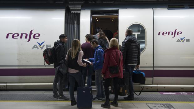 Asegúrate de que tu tren está o no afectado por la huelga de Renfe y otras cuatro noticias económicas