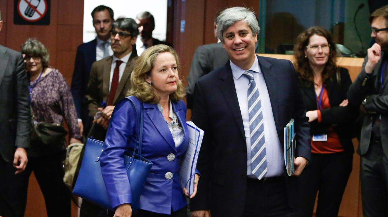 La ministra española de Economía, Nadia Calviño (i), y el presidente del Europgrupo y ministro portugués de Finanzas, Mário Centeno,