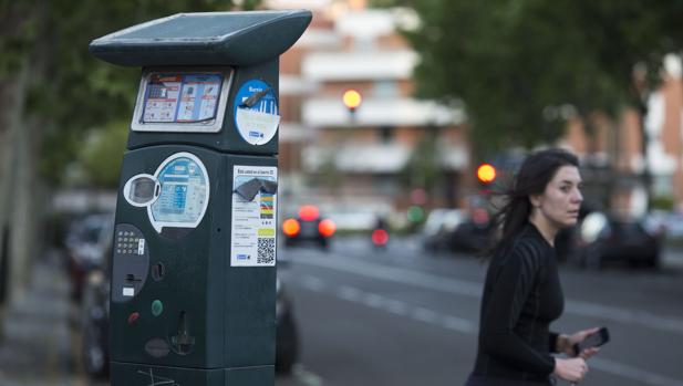 ¿Dónde es más barato aparcar en verano? El parquímetro baja por vacaciones un 30% de media