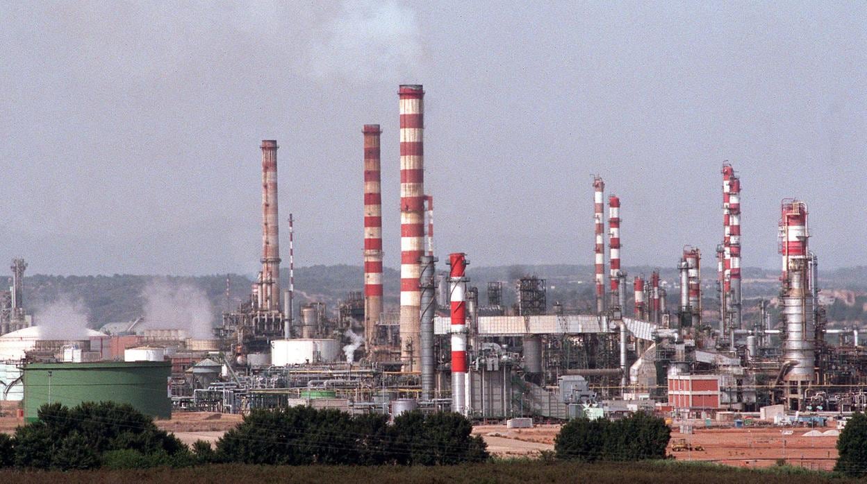 Refinería del operador petrolífero Repsol en Tarragona, España, en 2001