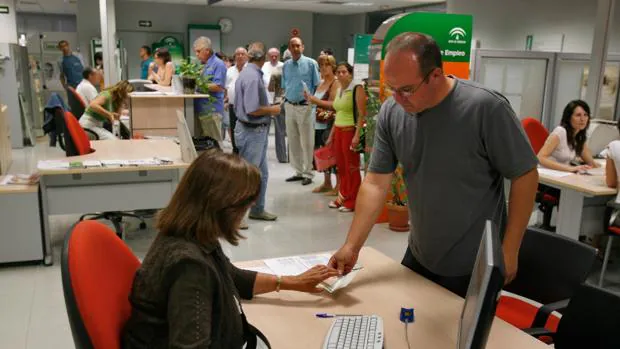 Más desempleo en Sevilla a pesar de los datos positivos de Andalucía en julio