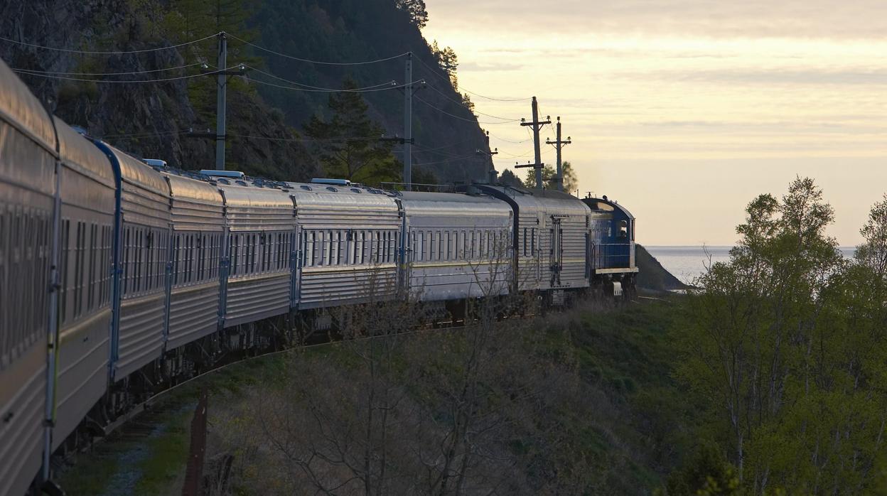 El ferrocarril transiberiano a su paso por el lago Baikal, en Rusia