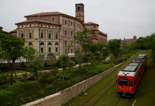 Imitando doce ciudades europeas, como Bolonia, Verona, París, Granada o Heidelberg, el nuevo campus de Huawei ocupa 140 hectáreas y lo comunica un tranvía eléctrico suizo con dos líneas que suman casi ocho kilómetros