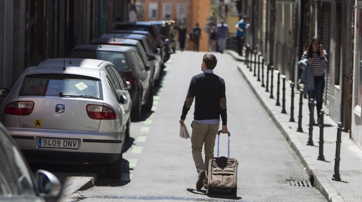 Un joven pasea por Lavapiés, epicentro de las viviendas turísticas de Madrid