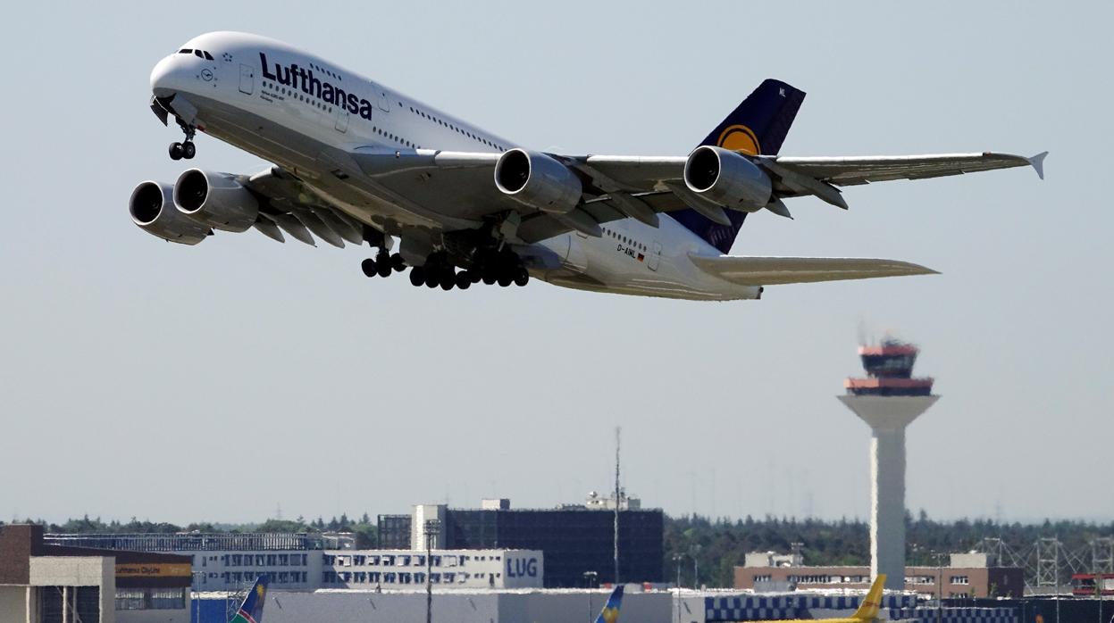 Un avión de Lufthansa despega del aeropuerto de Fráncfort (Alemania)