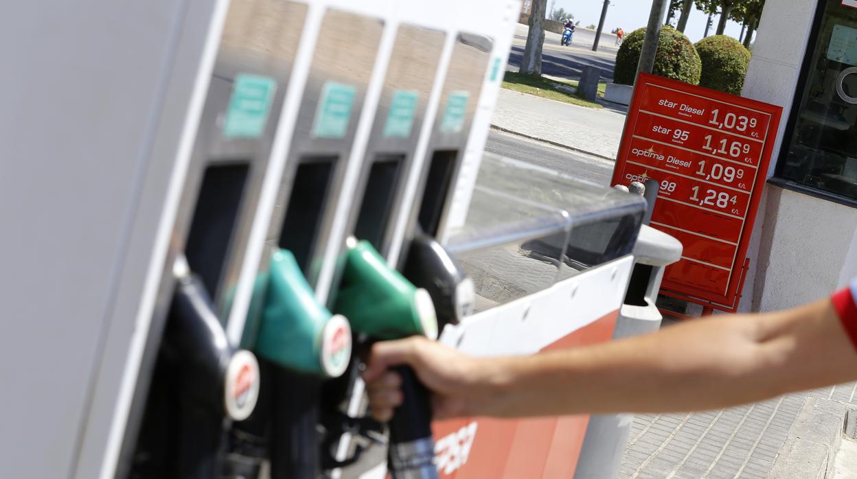 El petróleo baja de precio, ¿por qué la gasolina sube?