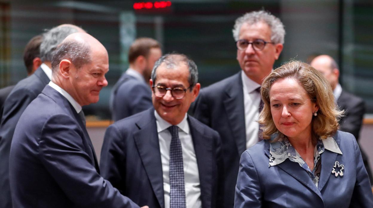 La ministra española de Economía, Nadia Calviño (dcha), su homólogo italiano Giovanni Tria (centro), y el ministro alemán de Finanzas, Olaf Scholz (izda)