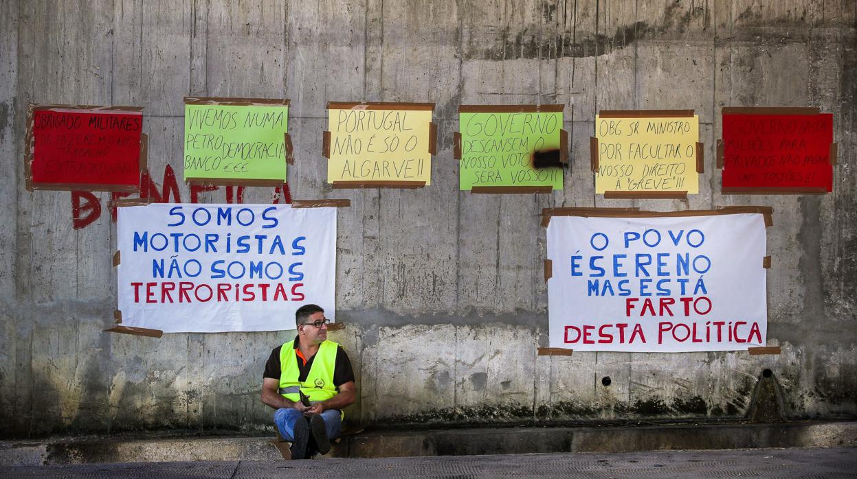 El Gobierno portugués amenaza a los transportistas con penas de cárcel si no cumplen los servicios mínimos