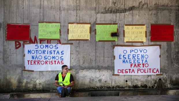 El Gobierno portugués amenaza a los transportistas con penas de cárcel si no cumplen los servicios mínimos