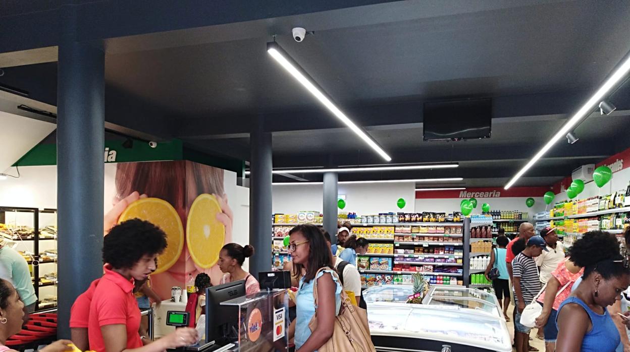 Tienda de Covirán que acaba de abrir sus puertas en la República de Cabo Verde, en el continente africano
