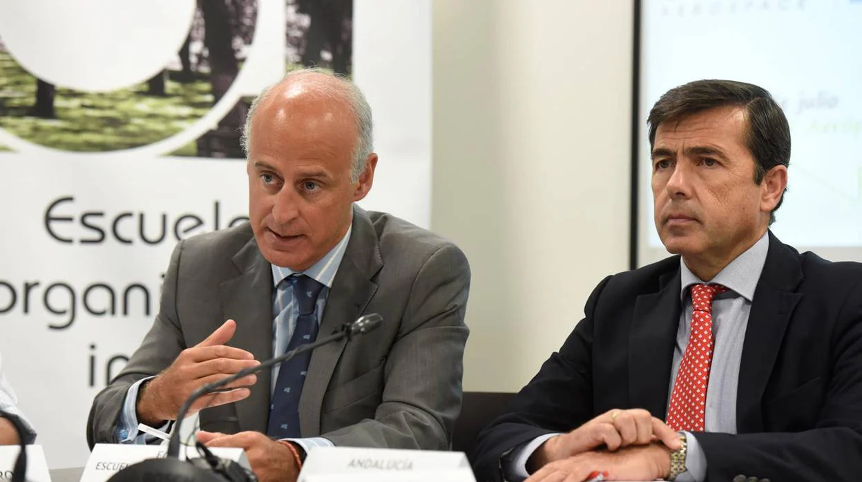 Francisco Velasco, director de la Escuela de Organización Industrial (EOI) en Andalucía (izquierda) y Juan Román, gerente del clúster empresarial Andalucía Aerospace