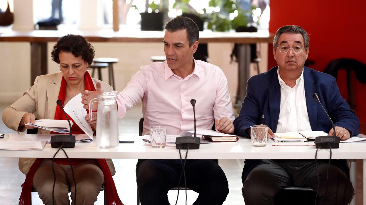 El presidente del Gobierno en funciones, Pedro Sánchez (c), junto a la ministra de Trabajo, Migraciones y Seguridad Social, Magdalena Valerio (i), y el secretario de Empleo y Relaciones Laborales, Toni Ferrer (d)