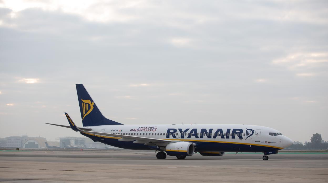 Avión de Ryanair en el aeropuerto de Sevilla