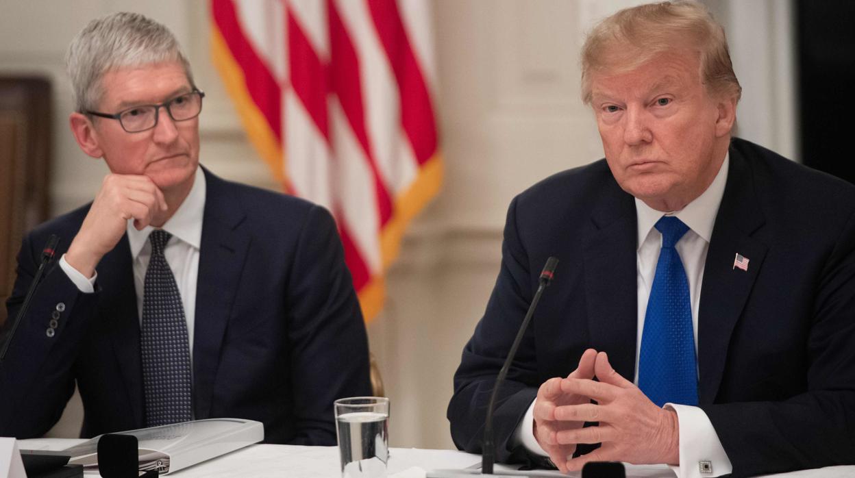 El CEO de Apple, Tim Cook, junto al presidente de EE.UU., Donald Trump, en la Casa Blanca