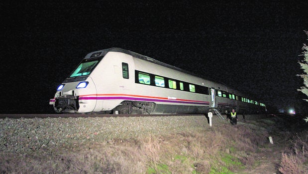 Una nueva avería en el tren de Extremadura deja tirados a los pasajeros casi tres horas en plena noche