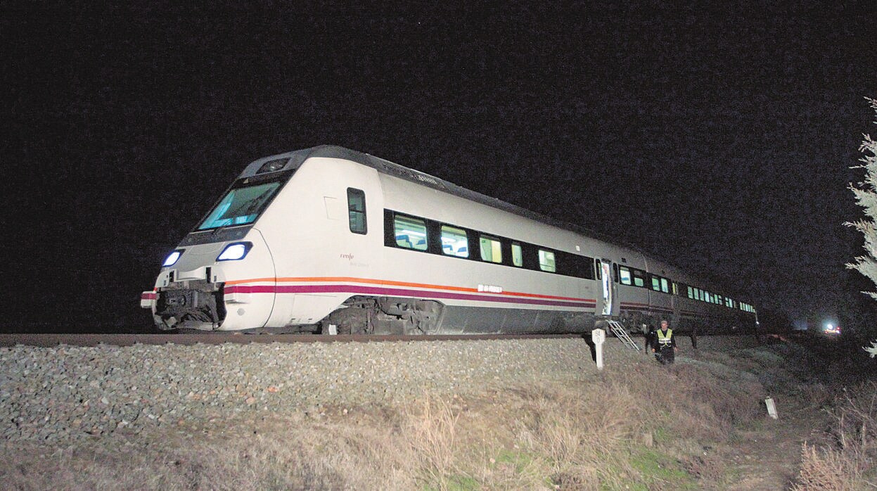 Una nueva avería en el tren de Extremadura deja tirados a los pasajeros casi tres horas en plena noche