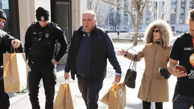 Denuncian al chef José Andrés por no pagar salarios mínimos en el Mercado Little Spain