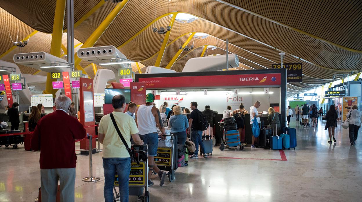 Colas en los mostradores de Iberia en el aeropuerto de Barajas, este viernes, durante la primera jornada de huelga del personal de tierra