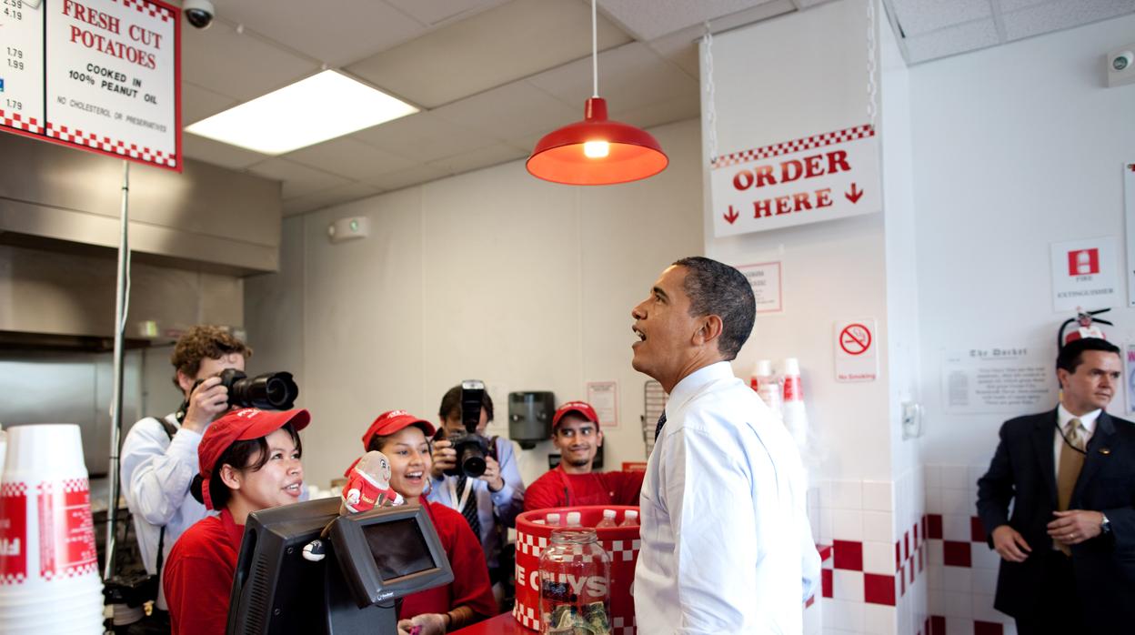 Siendo presidente de los Estados Unidos, Barack Obama hizo un paréntesis en su trabajo para pedir personalmente una hamburguesa en Five Guys