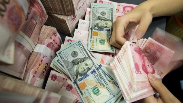 China fija el cambio del yuan respecto al dólar en mínimos de marzo de 2008 por los nuevos aranceles