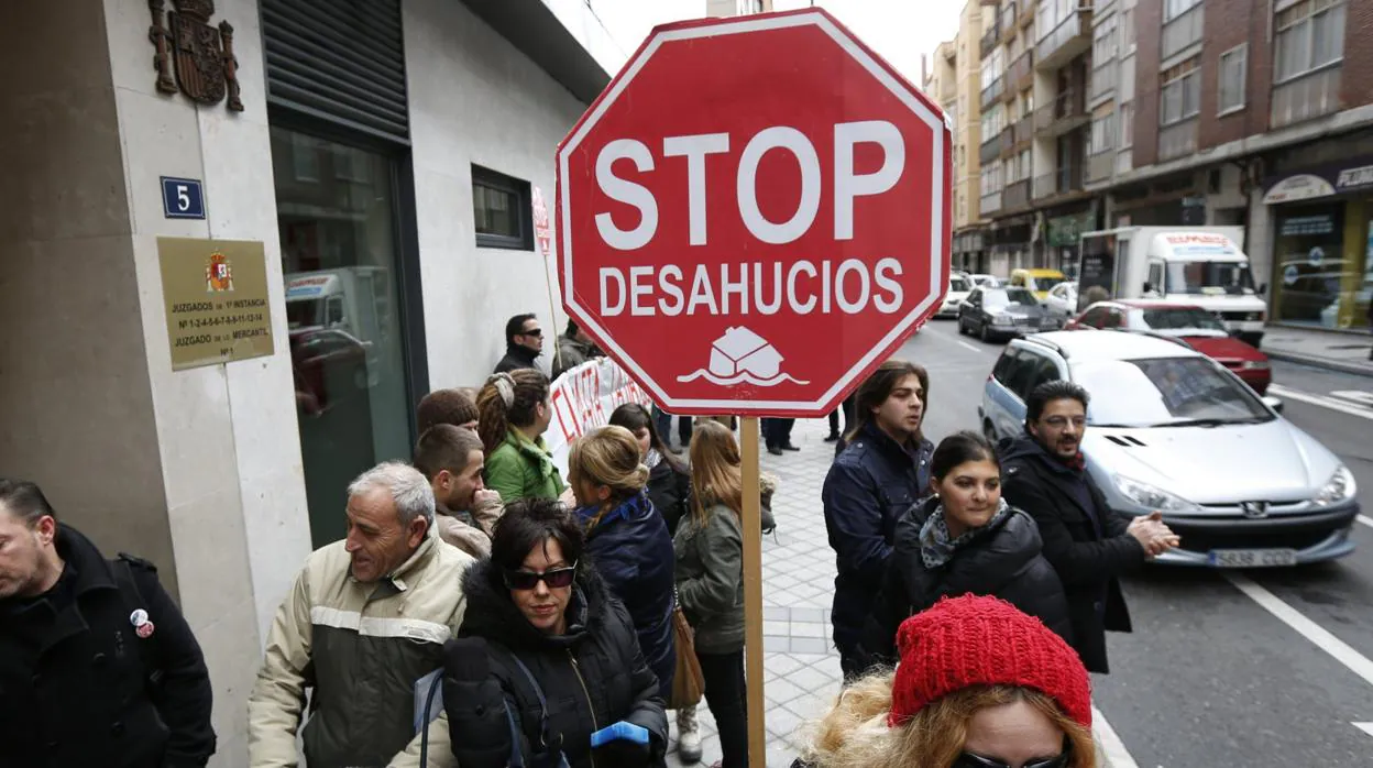 Una concentración para frenar desahucios en Valladolid, en 2013