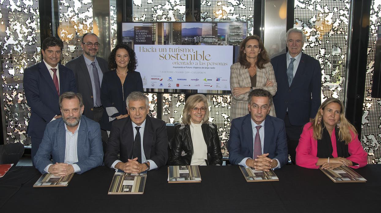 Foto de familia de los miembros del comité organizador del Summit Shopping Tourism &amp; Economy 2019