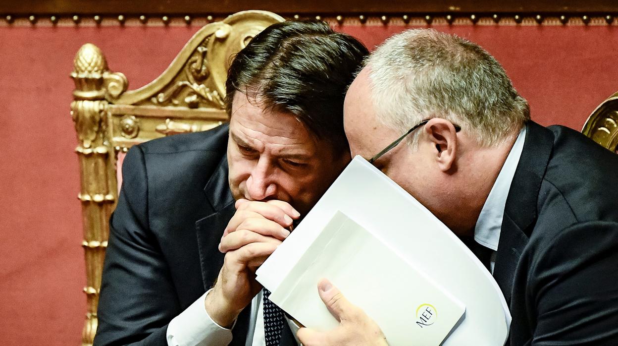 El primer ministrio italiano, Giuseppe Conte, intercamiba cofindencias con su ministro de Economía, Roberto Gualtieri