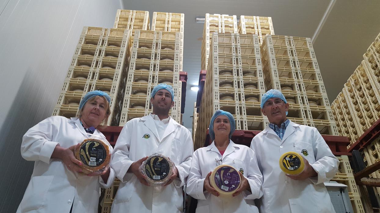 La directora general, María del Carmen Vázquez, con sus sobrinos José Carlos y Anabel Vázquez y su hermano Francisco