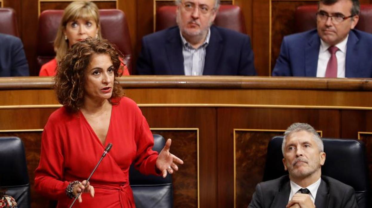 La ministra de Hacienda, María Jesús Montero, en la sesión de control en el Congreso