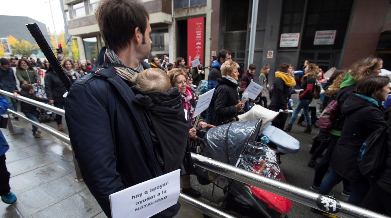 Imagen de una protesta por el pago del IRPF en la prestación por maternidad