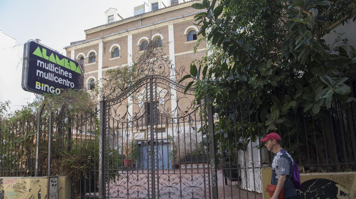 Edificio donde la familia Hernández tiene oficinas de alquiler y el Alameda Multicines, en su entrada por la calle Jesús del Gran Poder