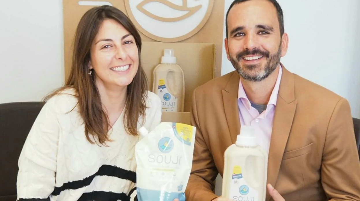 Catalina y Sergio, los fundadores de Souji, sostienen bolsas de su nuevo producto, que pretenden introducir en la hostelería