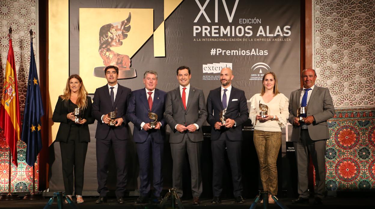 El presidente de la Junta con los premiados, en la sede de la Fundación Tres Culturas del Mediterráneo