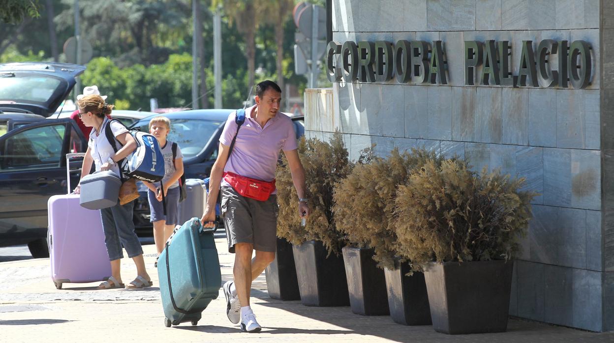 Turistas llegando a un hotel en Córdoba