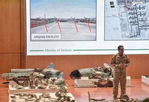 El portavoz del Ministerio de Defensa saudí, Turki bin Saleh al-Malk, explica en una conferencia de prensa cómo fue el ataque sobre Abqiaq. A su alrededor se encuentran restos de los misiles que supuestamente fueron lanzados contra la instalación petrolífera