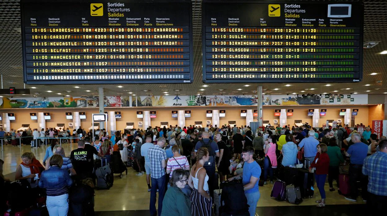 Pasajeros en el segundo día de repatriación en el aeropuerto de Reus, Tarragona