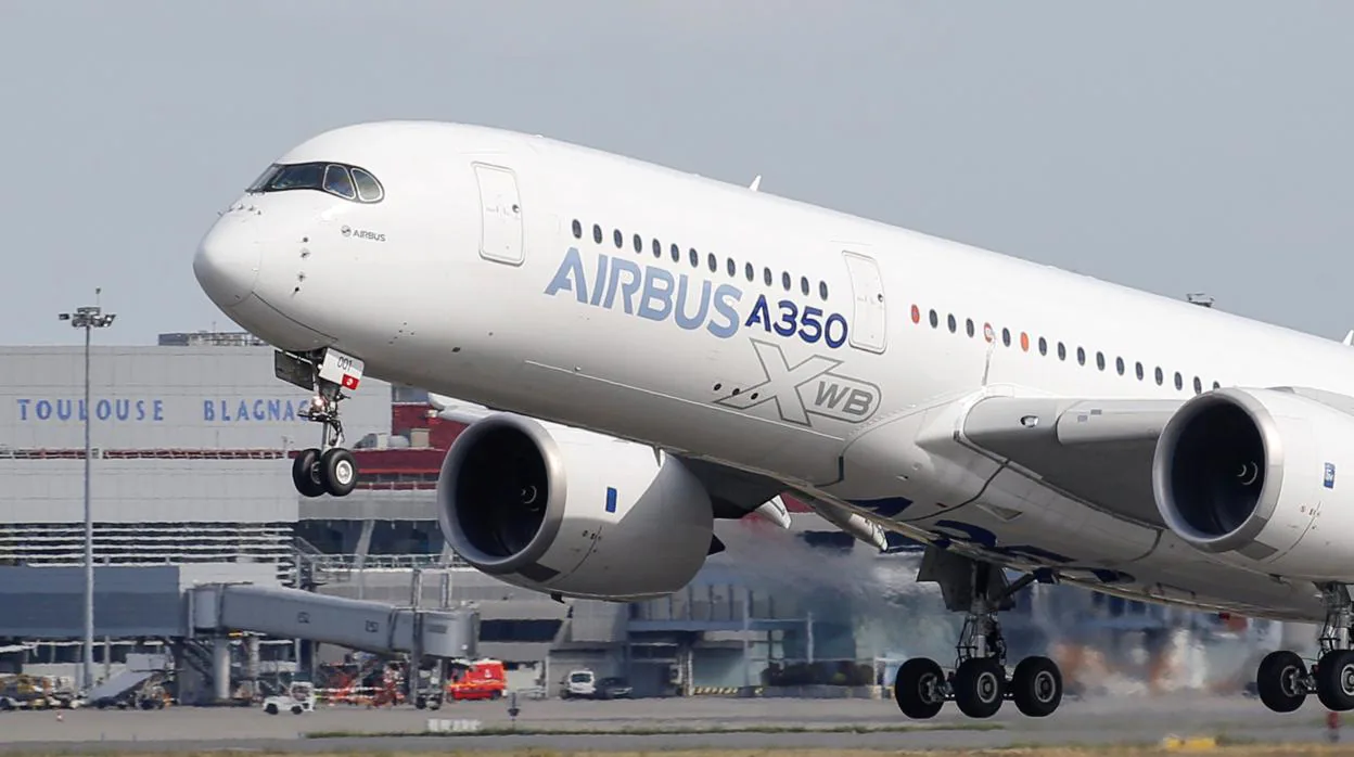 Un avión de Airbus despegando del aeropuerto de Toulouse (Francia)