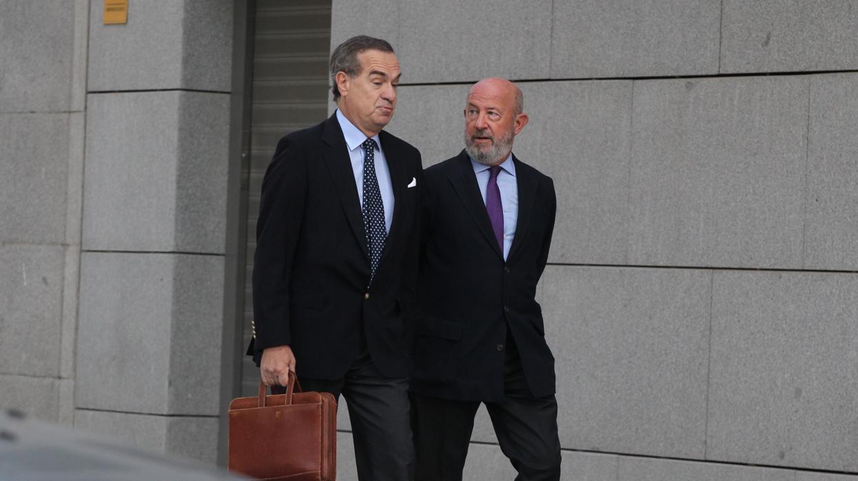 El expresidente del Banco Popular Emilio Saracho (d), a su llegada a la Audiencia Nacional