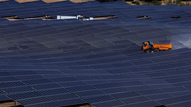 Más de 1.200 personas construyen la planta fotovoltaica de Iberdrola en Badajoz