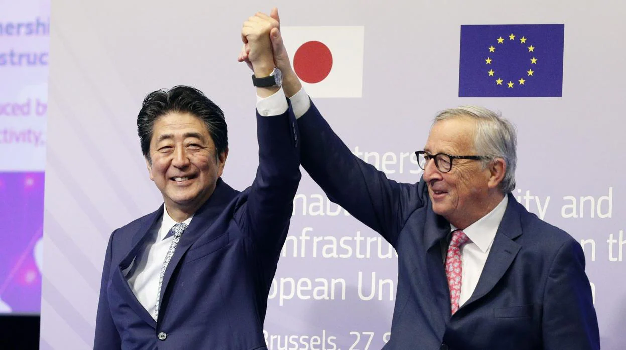 Shinzo Abe, primer ministro nipón, y Jean-Claude Juncker, presidente de la Comisión Europea, celebran el acuerdo
