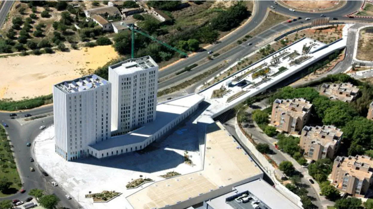 Complejo Aljarafe Center, integrado por dos edificios -el de la izquierda es un hotel y el otro está dedicado a oficinas-, un parking con mil plazas y una zona comercial con 5.000 metros cuadrados de superficie