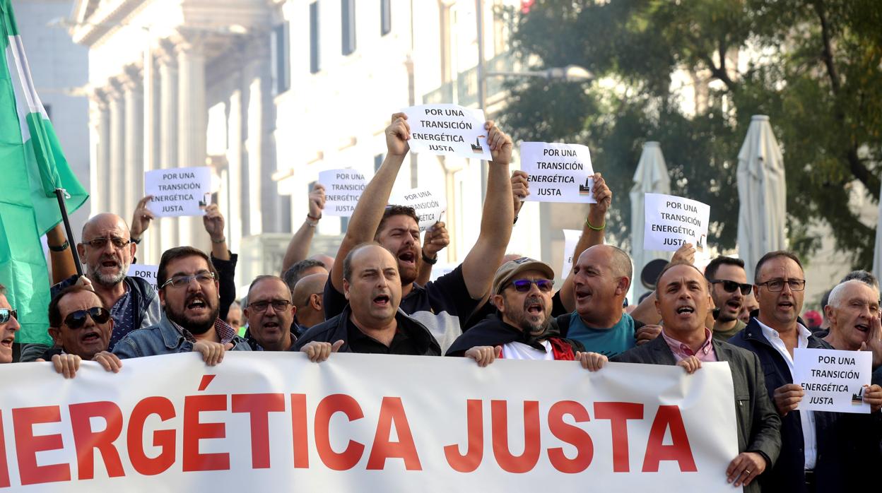 Manifestación de trabajadores y vecinos de As Pontes junto al Congreso, hoy