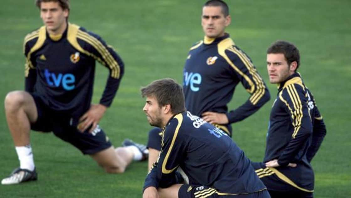 Fernando Llorente (izda) junto a Juan Manuel Mata (tercero por la izda) y otros jugadores como Gerard Piqué (centro) en una concentración de la Selección