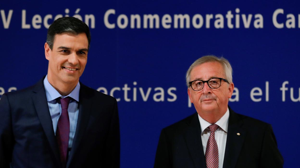 El presidente del Gobierno, Pedro Sánchez (izda) junto al todavía presidente de la Comisión Europea Jean Claude Juncker