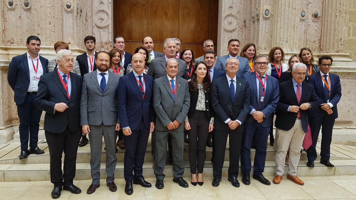 El consejero de Economía con los representantes de las cámaras de Comercio de Andalucía hoy, en el Parlamento andaluz