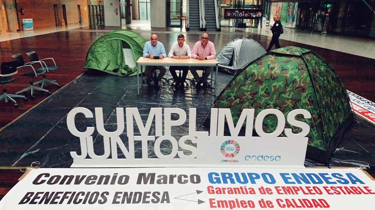 Varios sindicalistas llevan dos semenas encerrados en el patio de la sede central de la compañía