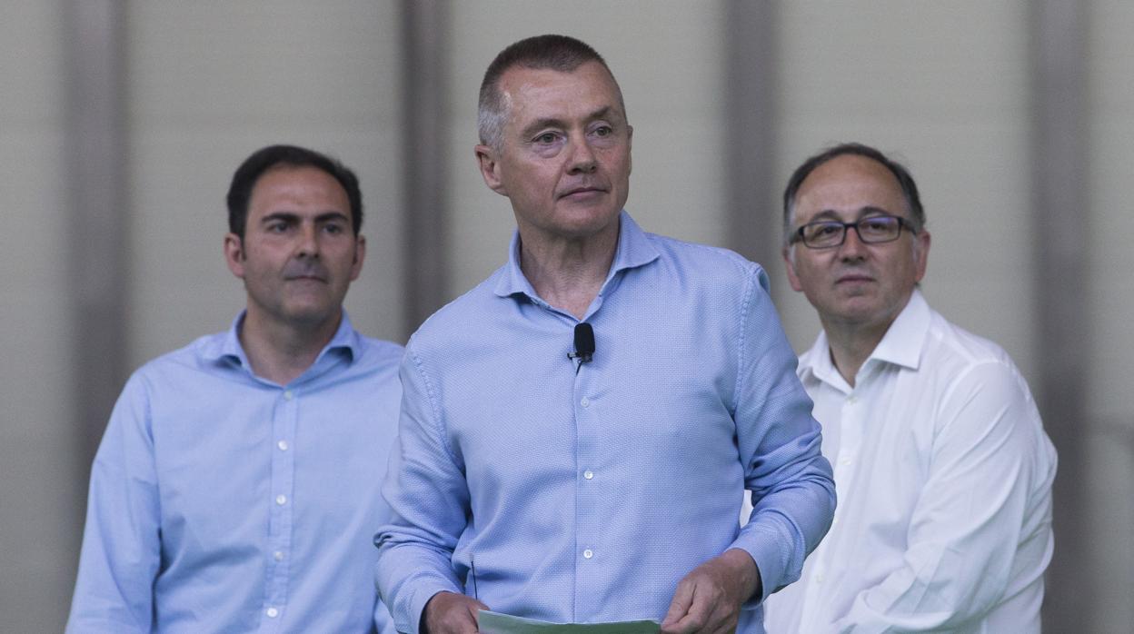 El consejero delegado de IAG, Willie Walsh (c), el presidente de Iberia Luis Gallego (d) y el presidente de Vueling, Javier Sánchez-Prieto (i)