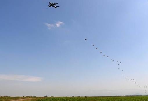 Despliegue de paracaidistas desde un A400M